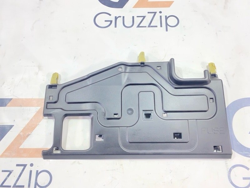 Накладка на торпедо Toyota Land Cruiser UZJ200W 2UZ-FE 2008 (б/у)