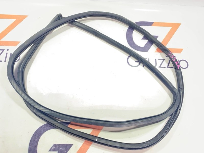 Уплотнитель двери Toyota Land Cruiser UZJ200W 2UZ-FE 2008 задний правый (б/у)