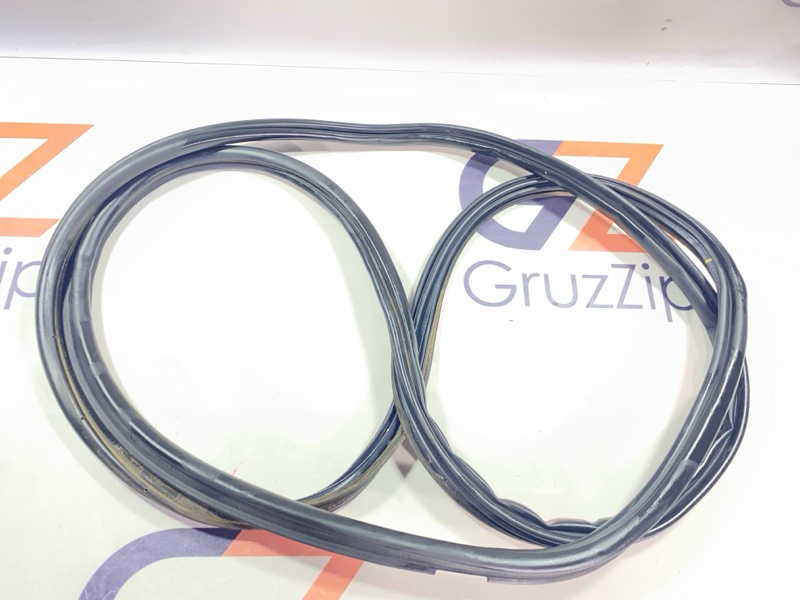 Уплотнитель двери багажника Toyota Land Cruiser UZJ200W 2UZ-FE 2008 (б/у)