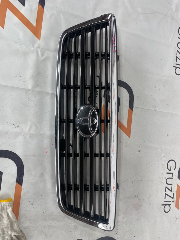 Решетка радиатора Toyota Land Cruiser Cygnus UZJ100W 2UZ-FE 2001 (б/у)