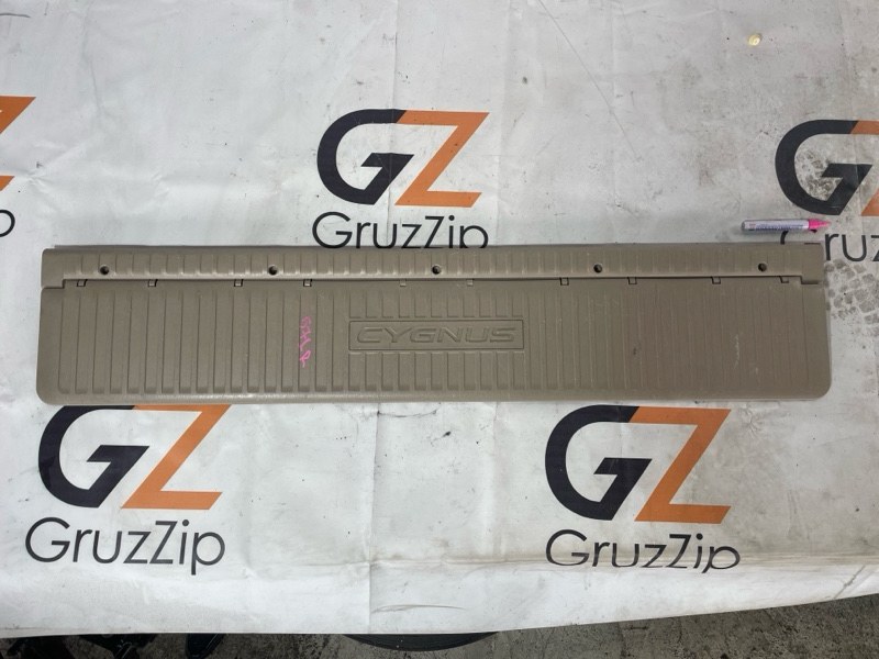 Накладка на порог багажника Toyota Land Cruiser Cygnus UZJ100W 2UZ-FE 2001 (б/у)