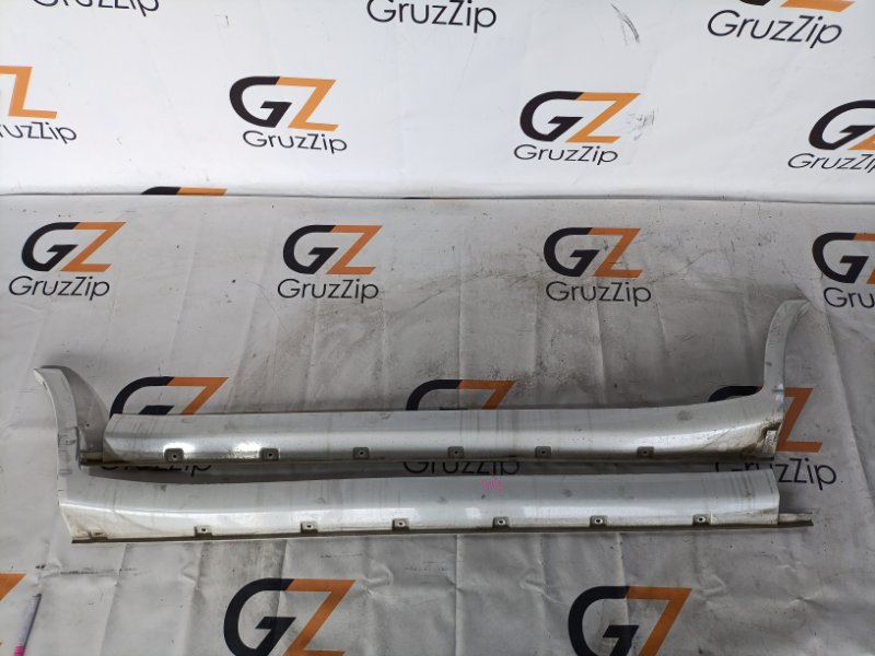 Накладка на порог Toyota Land Cruiser Cygnus UZJ100W 2UZ-FE 2001 (б/у)