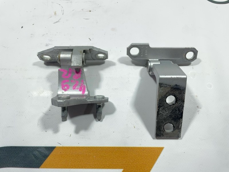 Петля двери Nissan Skyline Crossover NJ50 VQ37 2010 задняя правая (б/у)