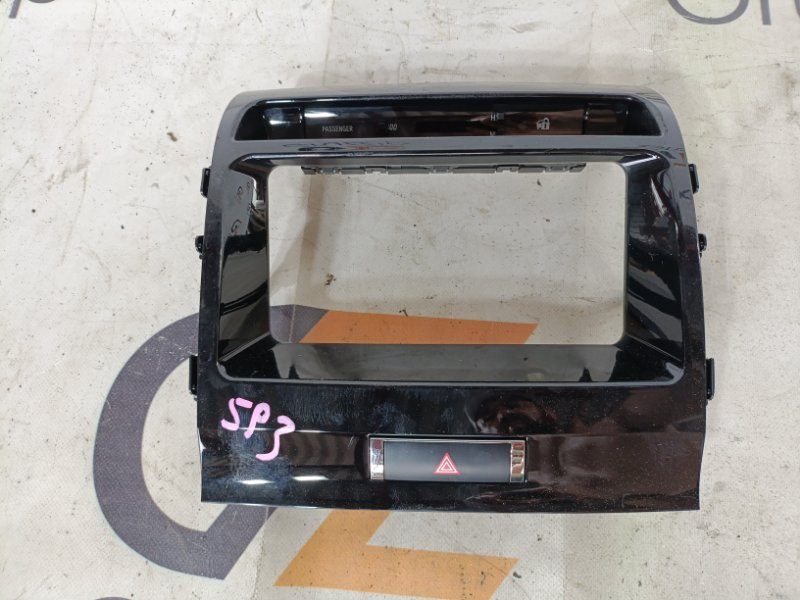 Консоль под магнитолу Toyota Land Cruiser URJ202W 1UR-FE 2014 (б/у)
