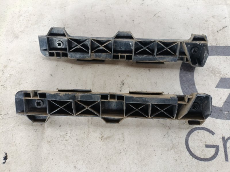 Крепление бампера Toyota 4Runner UZN215L 2UZ-FE 2004 заднее (б/у)