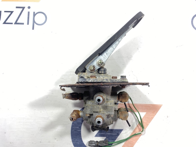 Педаль тормоза Isuzu Forward FRR33 6HH1 1999 (б/у)