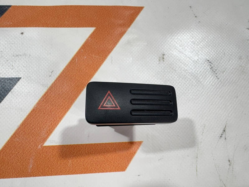 Кнопка аварийной сигнализации Toyota Land Cruiser Prado GRJ121W 1GR-FE 2005 (б/у)