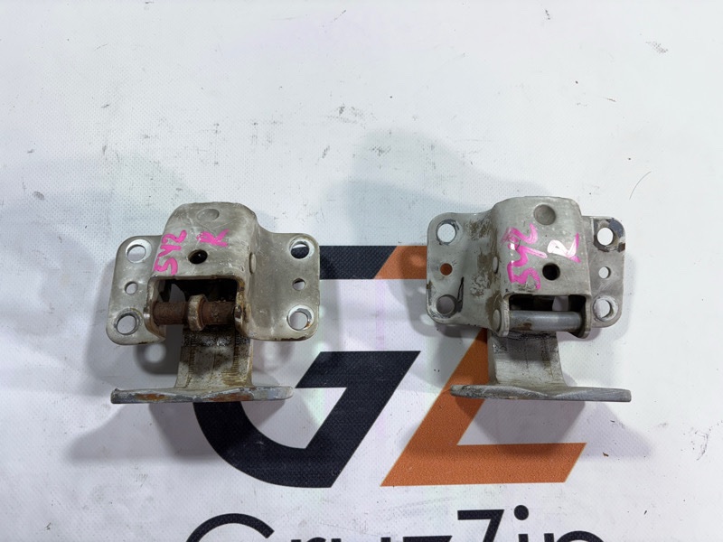 Петля двери Isuzu Forward FRR33 6HH1 1999 правая (б/у)