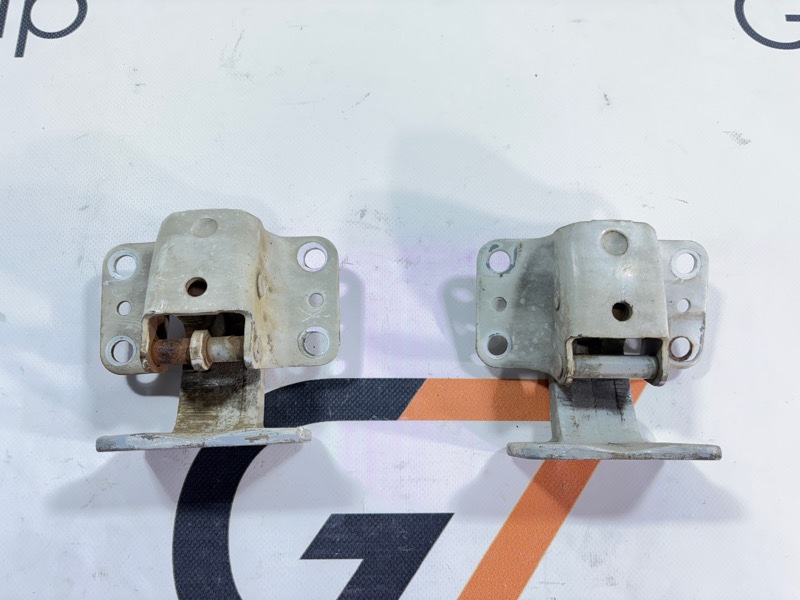 Петля двери Isuzu Forward FRR33 6HH1 1999 левая (б/у)