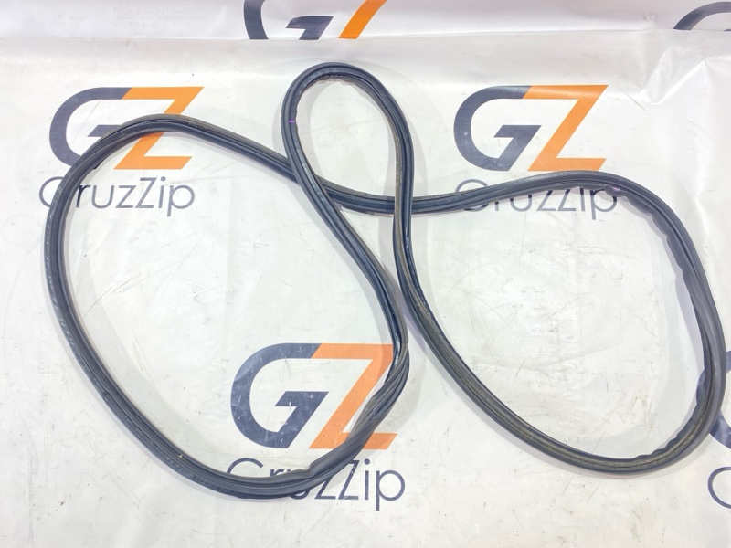 Уплотнитель двери багажника Toyota Land Cruiser Prado GRJ121W 1GR-FE 2005 (б/у)