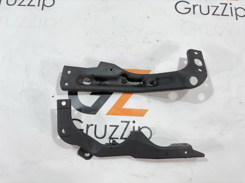 Крепление подножки Isuzu Forward FRR33K4 6HH1 1997 переднее левое (б/у)