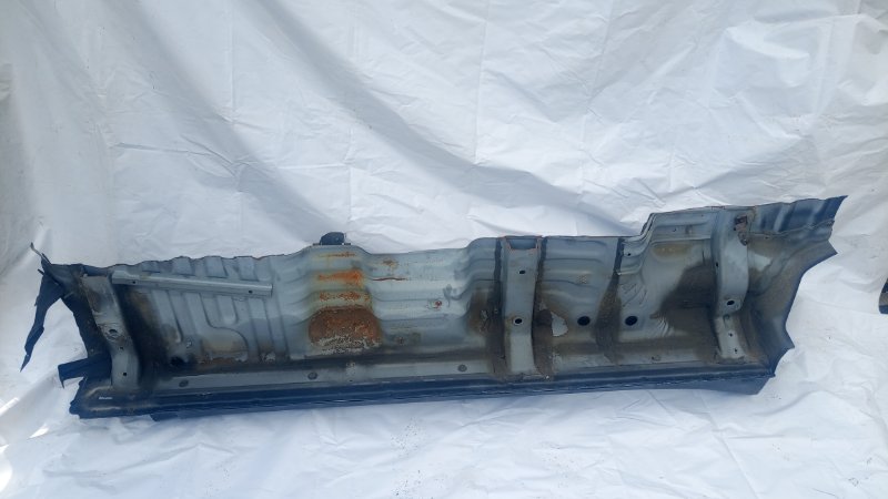 Порог кузовной Toyota Land Cruiser UZJ100 2UZ-FE 2006 правый (б/у)