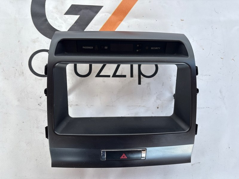 Консоль под магнитолу Toyota Land Cruiser UZJ200W 2UZ-FE 2008 (б/у)