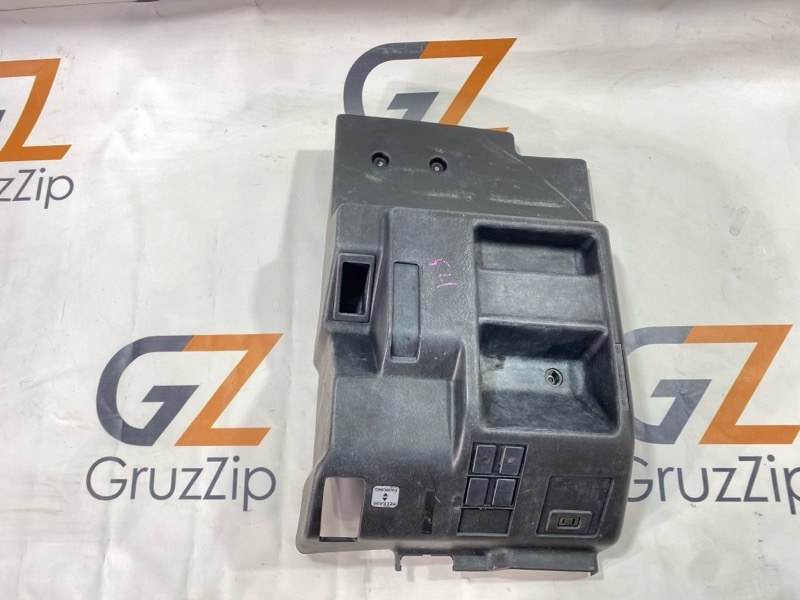 Пластик салона Isuzu Giga CYJ77W6 6UZ1 2006 (б/у) Пластик салона Isuzu Giga CYJ77W6 6UZ1 2006 (б/у)