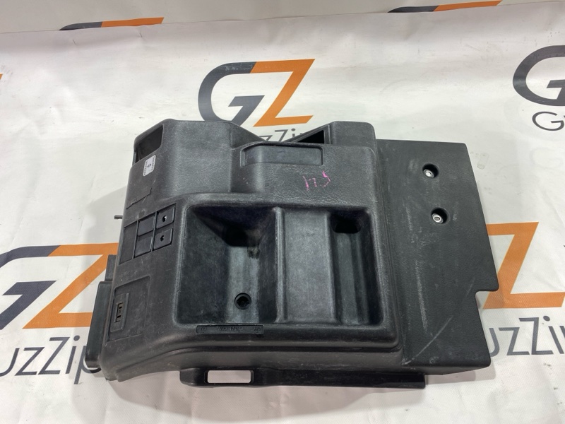 Пластик салона Isuzu Giga CYJ77W6 6UZ1 2006 (б/у) Пластик салона Isuzu Giga CYJ77W6 6UZ1 2006 (б/у)