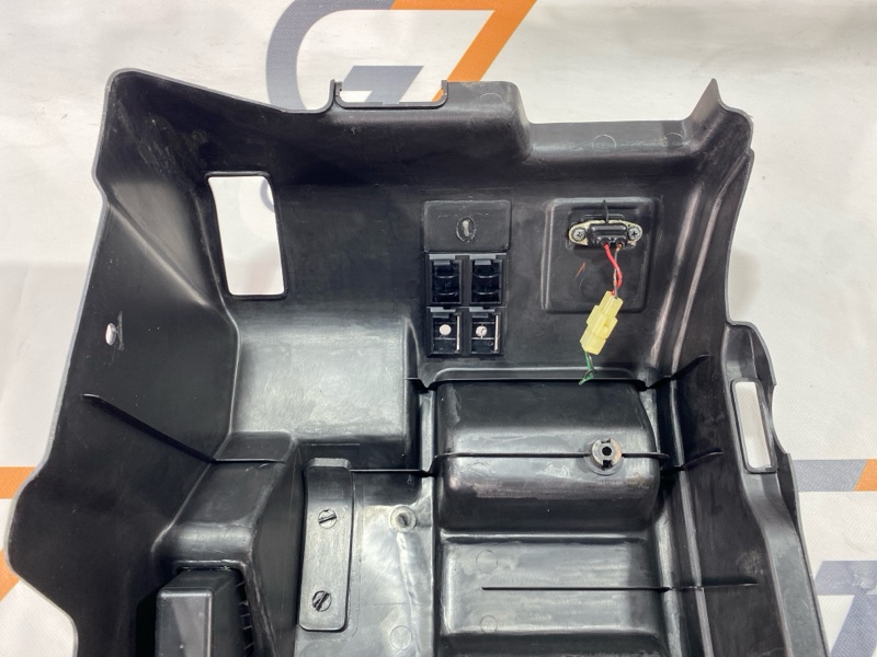 Пластик салона Isuzu Giga CYJ77W6 6UZ1 2006 (б/у) Пластик салона Isuzu Giga CYJ77W6 6UZ1 2006 (б/у)