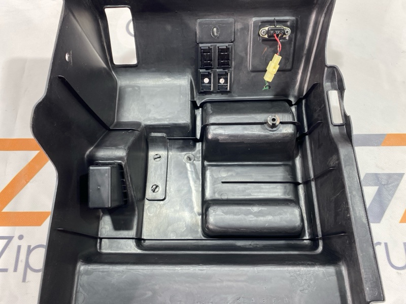 Пластик салона Isuzu Giga CYJ77W6 6UZ1 2006 (б/у) Пластик салона Isuzu Giga CYJ77W6 6UZ1 2006 (б/у)