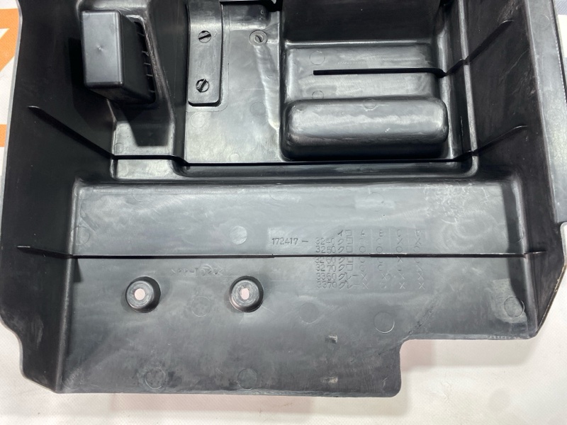 Пластик салона Isuzu Giga CYJ77W6 6UZ1 2006 (б/у) Пластик салона Isuzu Giga CYJ77W6 6UZ1 2006 (б/у)