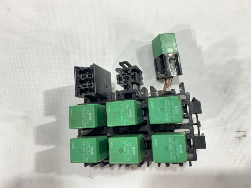 Блок предохранителей салонный Isuzu Giga CYJ77W6 6UZ1 2006 (б/у) Блок предохранителей салонный Isuzu Giga CYJ77W6 6UZ1 2006 (б/у)