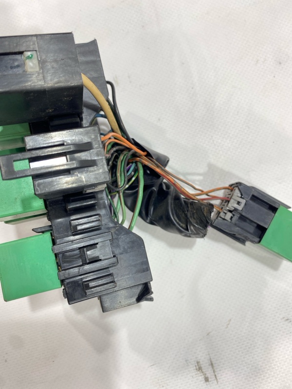 Блок предохранителей салонный Isuzu Giga CYJ77W6 6UZ1 2006 (б/у) Блок предохранителей салонный Isuzu Giga CYJ77W6 6UZ1 2006 (б/у)