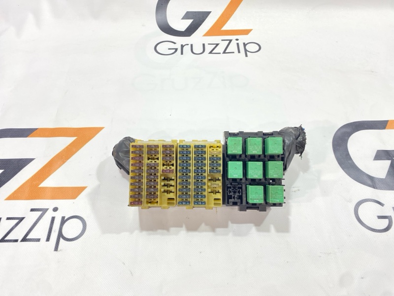 Блок предохранителей салонный Isuzu Giga CYJ77W6 6UZ1 2006 (б/у) Блок предохранителей салонный Isuzu Giga CYJ77W6 6UZ1 2006 (б/у)