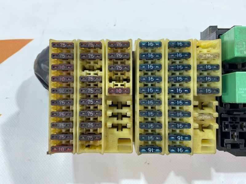 Блок предохранителей салонный Isuzu Giga CYJ77W6 6UZ1 2006 (б/у) Блок предохранителей салонный Isuzu Giga CYJ77W6 6UZ1 2006 (б/у)