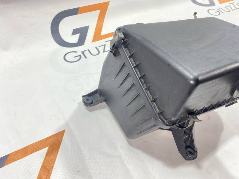 Корпус воздушного фильтра Toyota Land Cruiser Cygnus UZJ100W 2UZ-FE 2000 (б/у) Корпус воздушного фильтра Toyota Land Cruiser Cygnus UZJ100W 2UZ-FE 2000 (б/у)