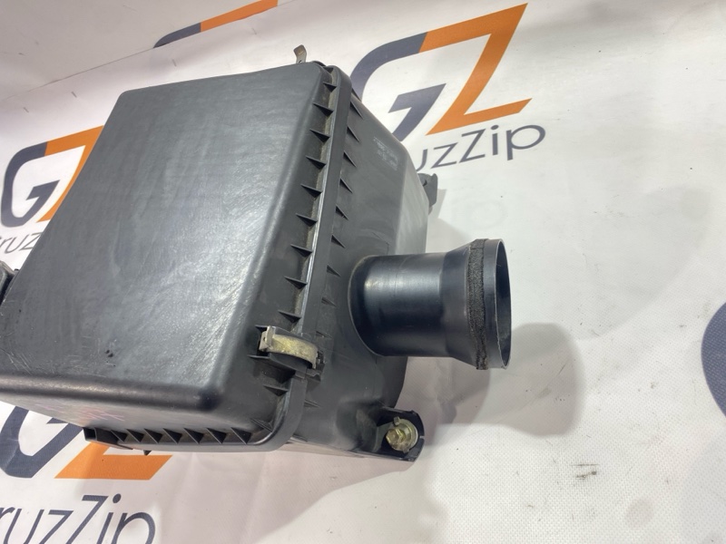 Корпус воздушного фильтра Toyota Land Cruiser Cygnus UZJ100W 2UZ-FE 2000 (б/у) Корпус воздушного фильтра Toyota Land Cruiser Cygnus UZJ100W 2UZ-FE 2000 (б/у)