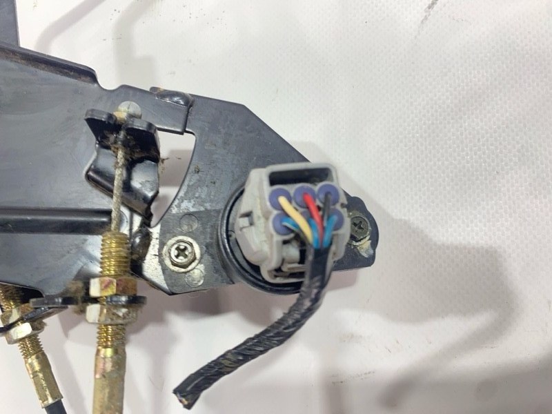 Педаль газа Isuzu Giga CYJ77W6 6UZ1 2006 (б/у) Педаль газа Isuzu Giga CYJ77W6 6UZ1 2006 (б/у)