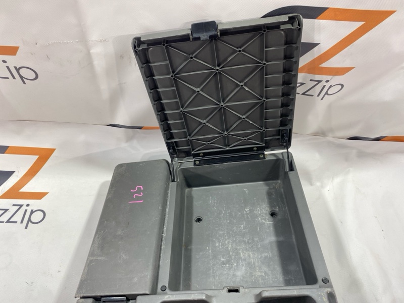 Бардачок между сидений Isuzu Giga CYJ77W6 6UZ1 2006 (б/у) Бардачок между сидений Isuzu Giga CYJ77W6 6UZ1 2006 (б/у)