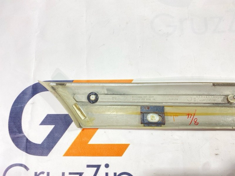 Накладка на крыло Toyota Land Cruiser Cygnus UZJ100W 2UZ-FE 2000 задняя правая (б/у) Накладка на крыло Toyota Land Cruiser Cygnus UZJ100W 2UZ-FE 2000 задняя правая (б/у)
