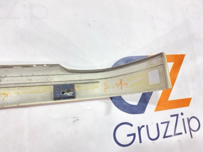 Накладка на крыло Toyota Land Cruiser Cygnus UZJ100W 2UZ-FE 2000 задняя правая (б/у) Накладка на крыло Toyota Land Cruiser Cygnus UZJ100W 2UZ-FE 2000 задняя правая (б/у)