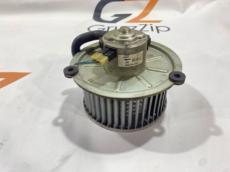 Мотор печки Isuzu Giga CYJ77W6 6UZ1 2006 (б/у) Мотор печки Isuzu Giga CYJ77W6 6UZ1 2006 (б/у)