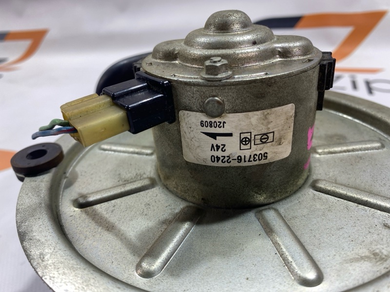 Мотор печки Isuzu Giga CYJ77W6 6UZ1 2006 (б/у) Мотор печки Isuzu Giga CYJ77W6 6UZ1 2006 (б/у)