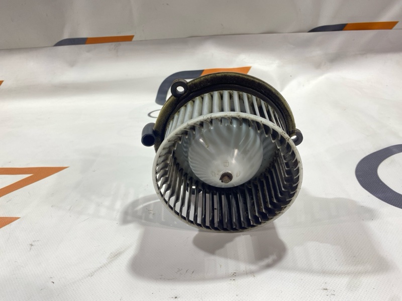 Мотор печки Isuzu Giga CYJ77W6 6UZ1 2006 (б/у) Мотор печки Isuzu Giga CYJ77W6 6UZ1 2006 (б/у)