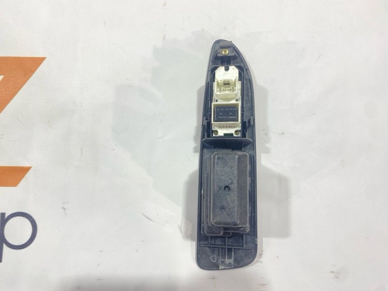 Кнопка стеклоподъемника Toyota Land Cruiser Cygnus UZJ100W 2UZ-FE 2000 задняя правая (б/у) Кнопка стеклоподъемника Toyota Land Cruiser Cygnus UZJ100W 2UZ-FE 2000 задняя правая (б/у)
