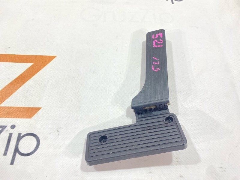 Педаль газа Isuzu Giga CYJ77W6 6UZ1 2006 (б/у) Педаль газа Isuzu Giga CYJ77W6 6UZ1 2006 (б/у)
