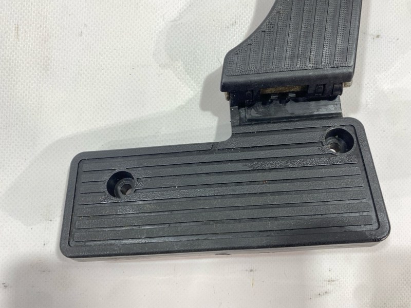 Педаль газа Isuzu Giga CYJ77W6 6UZ1 2006 (б/у) Педаль газа Isuzu Giga CYJ77W6 6UZ1 2006 (б/у)