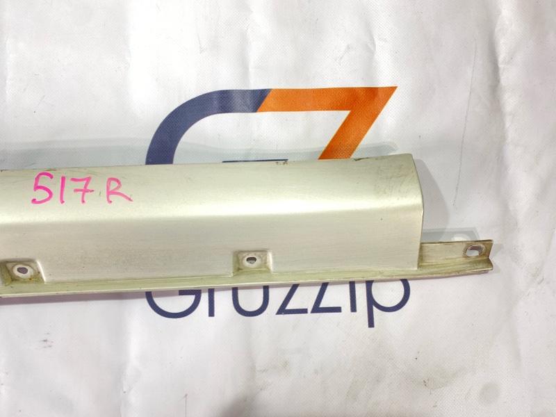 Накладка на порог Toyota Land Cruiser Cygnus UZJ100W 2UZ-FE 2000 (б/у) Накладка на порог Toyota Land Cruiser Cygnus UZJ100W 2UZ-FE 2000 (б/у)