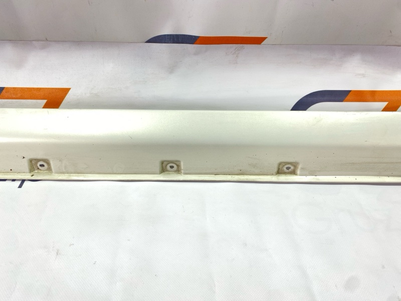 Накладка на порог Toyota Land Cruiser Cygnus UZJ100W 2UZ-FE 2000 (б/у) Накладка на порог Toyota Land Cruiser Cygnus UZJ100W 2UZ-FE 2000 (б/у)