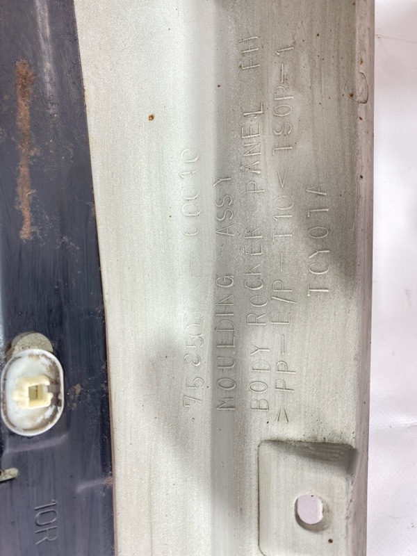Накладка на порог Toyota Land Cruiser Cygnus UZJ100W 2UZ-FE 2000 (б/у) Накладка на порог Toyota Land Cruiser Cygnus UZJ100W 2UZ-FE 2000 (б/у)