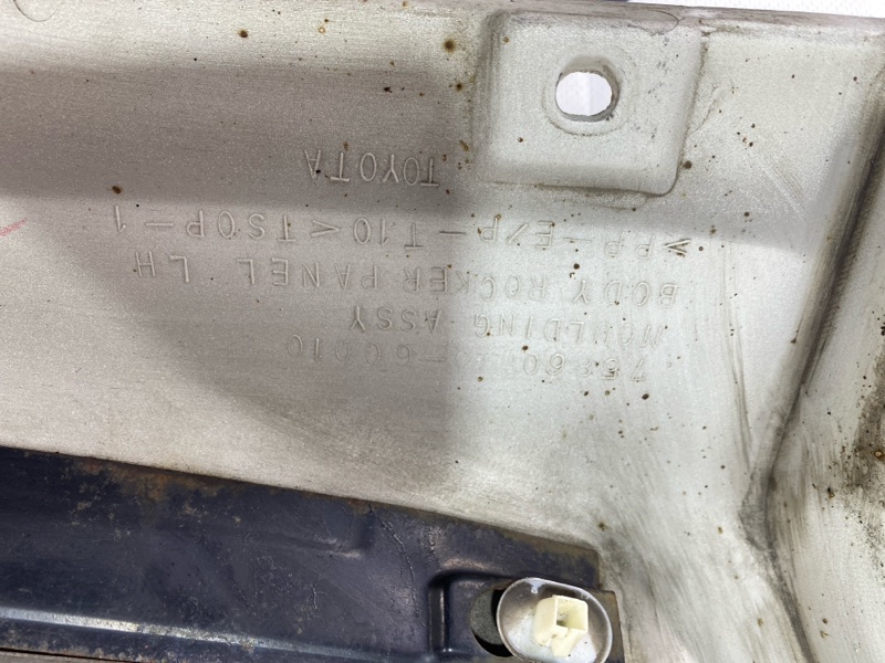 Накладка на порог Toyota Land Cruiser Cygnus UZJ100W 2UZ-FE 2000 (б/у) Накладка на порог Toyota Land Cruiser Cygnus UZJ100W 2UZ-FE 2000 (б/у)