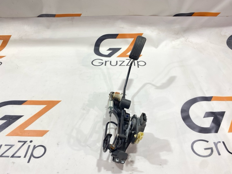 Педаль газа Toyota Land Cruiser HDJ101K 1HD-FTE 2000 (б/у) Педаль газа Toyota Land Cruiser HDJ101K 1HD-FTE 2000 (б/у)