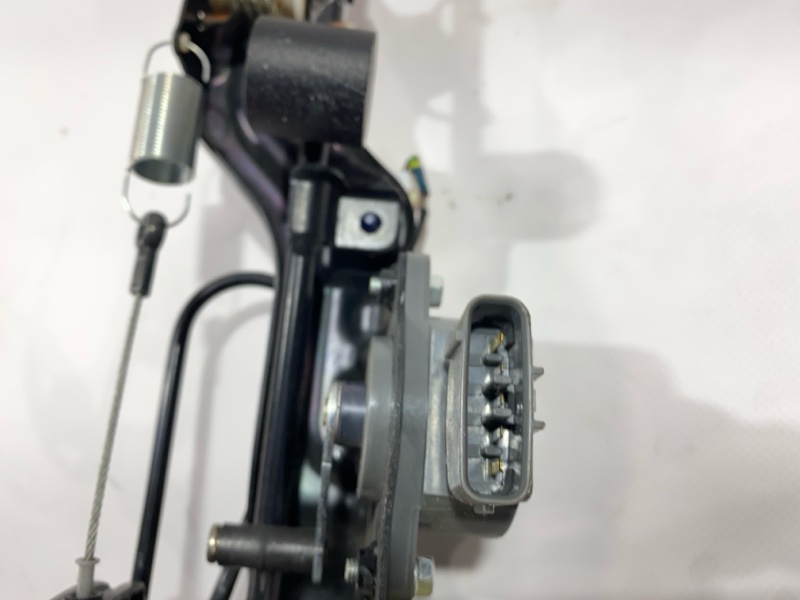 Педаль газа Toyota Land Cruiser HDJ101K 1HD-FTE 2000 (б/у) Педаль газа Toyota Land Cruiser HDJ101K 1HD-FTE 2000 (б/у)