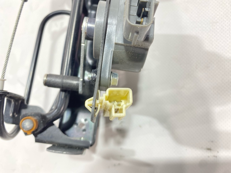 Педаль газа Toyota Land Cruiser HDJ101K 1HD-FTE 2000 (б/у) Педаль газа Toyota Land Cruiser HDJ101K 1HD-FTE 2000 (б/у)