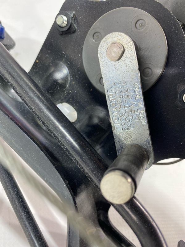 Педаль газа Toyota Land Cruiser HDJ101K 1HD-FTE 2000 (б/у) Педаль газа Toyota Land Cruiser HDJ101K 1HD-FTE 2000 (б/у)