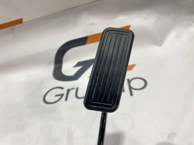 Педаль газа Toyota Land Cruiser HDJ101K 1HD-FTE 2000 (б/у) Педаль газа Toyota Land Cruiser HDJ101K 1HD-FTE 2000 (б/у)