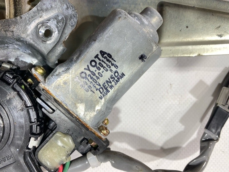 Мотор стеклоподъемника Toyota Land Cruiser Cygnus UZJ100W 2UZ-FE 2000 задний правый (б/у) Мотор стеклоподъемника Toyota Land Cruiser Cygnus UZJ100W 2UZ-FE 2000 задний правый (б/у)