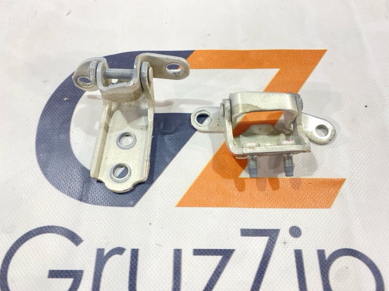 Петля двери Toyota Land Cruiser Cygnus UZJ100W 2UZ-FE 2000 задняя правая (б/у) Петля двери Toyota Land Cruiser Cygnus UZJ100W 2UZ-FE 2000 задняя правая (б/у)