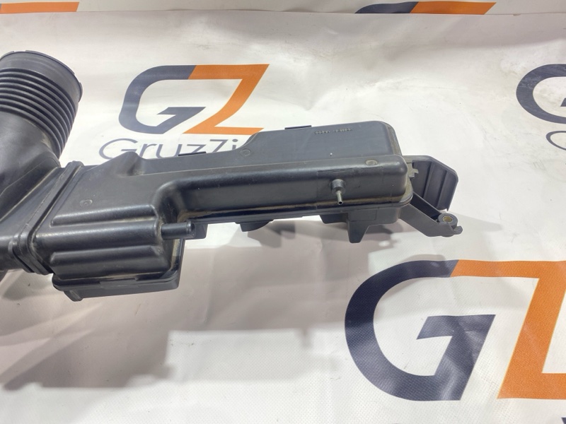 Патрубок воздушного фильтра Toyota Land Cruiser Cygnus UZJ100W 2UZ-FE 2000 (б/у) Патрубок воздушного фильтра Toyota Land Cruiser Cygnus UZJ100W 2UZ-FE 2000 (б/у)